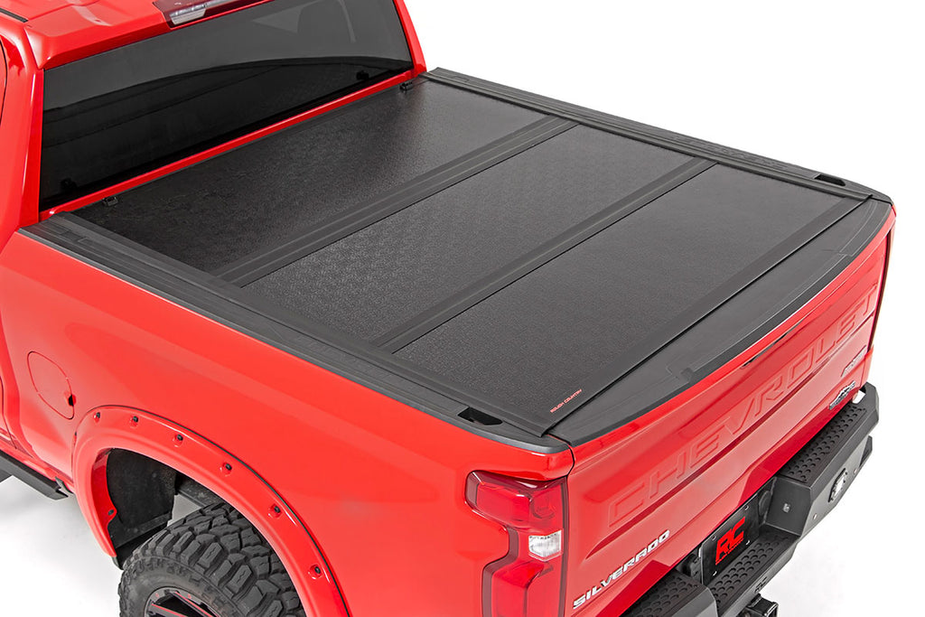 Hard Low Profile Bed Cover | 5'10" Bed | Chevy/GMC 1500 (19-23) Rough Country