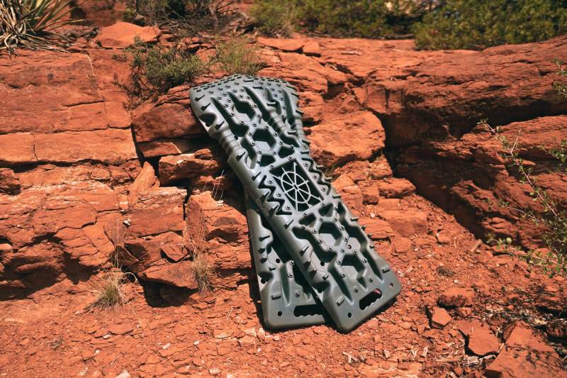 DV8 Offroad Recovery Traction Boards w/ Carry Bag - Olive DV8 Offroad