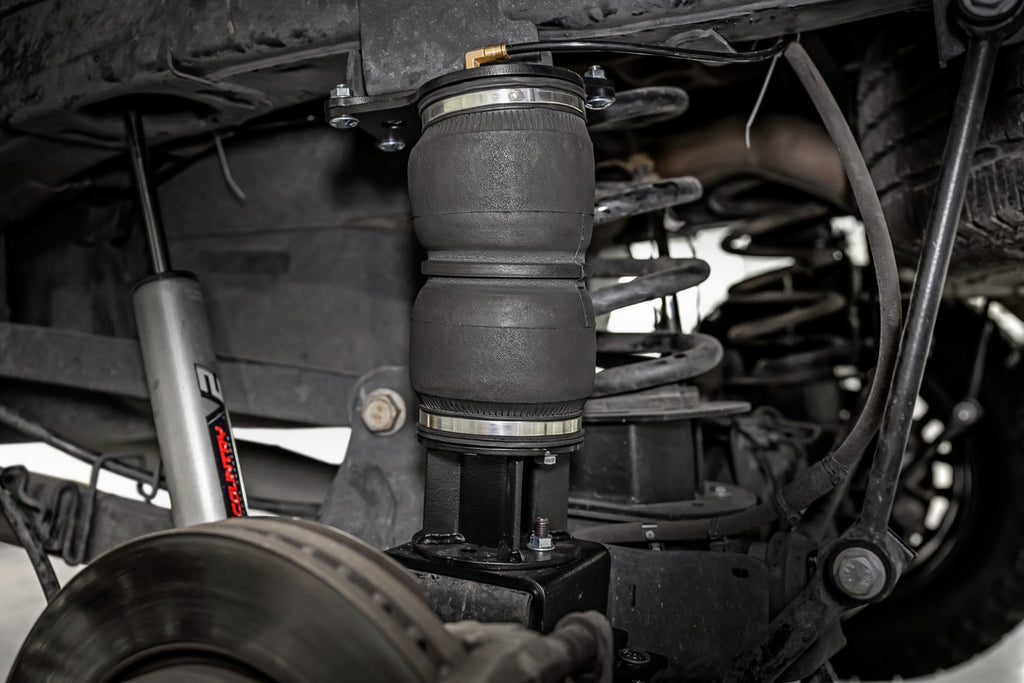 Air Spring Kit w/compressor | Ram 2500/3500 4WD (2014-2022) Rough Country