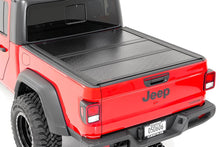 Load image into Gallery viewer, Hard Low Profile Bed Cover | 5' Bed | Jeep Gladiator JT 4WD (20-23) Rough Country