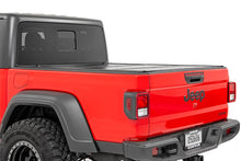 Load image into Gallery viewer, Hard Low Profile Bed Cover | 5' Bed | Jeep Gladiator JT 4WD (20-23) Rough Country